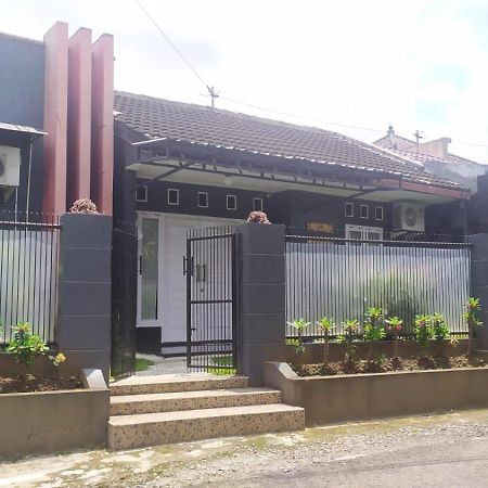 Endah Homestay Syariah Purwokerto Buitenkant foto
