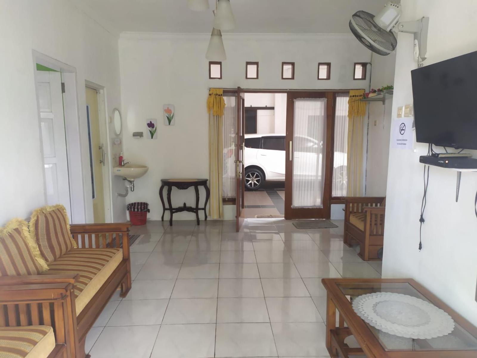 Endah Homestay Syariah Purwokerto Buitenkant foto